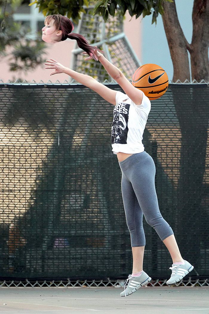 Dženifera Lorensa spēlē basketbolu-rediģē-photoshop-troļļus-8