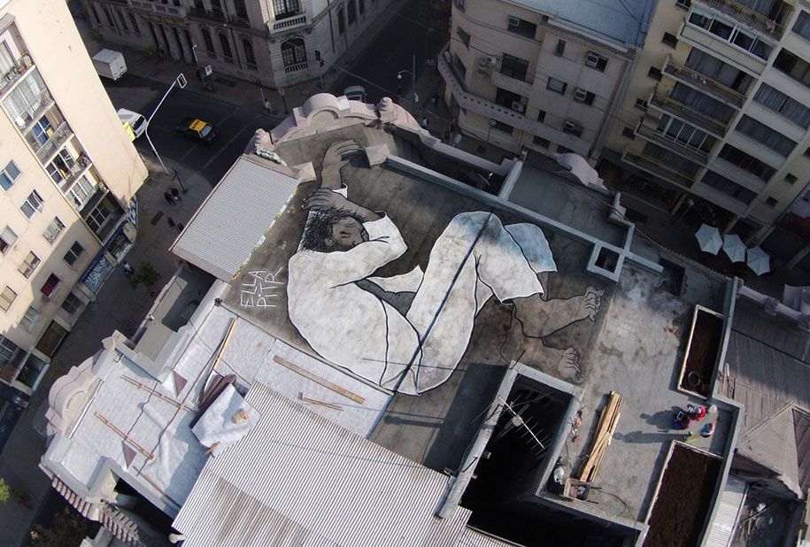 거대한 잠자는 지붕 꼭대기 벽화 ella-et-pitr-1