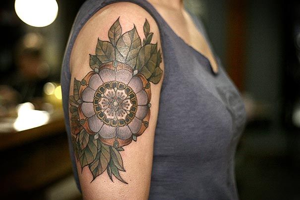 ziedu-augu-botāniskais-tetovējums-alises-nesējs-25