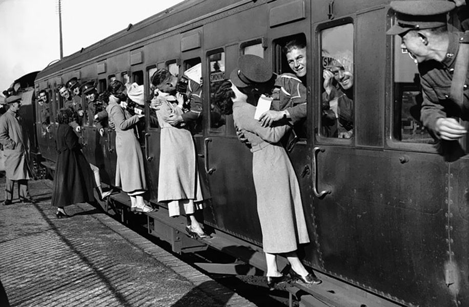 vintage-ww2-photos-war-couples-kiss-love-romance-6