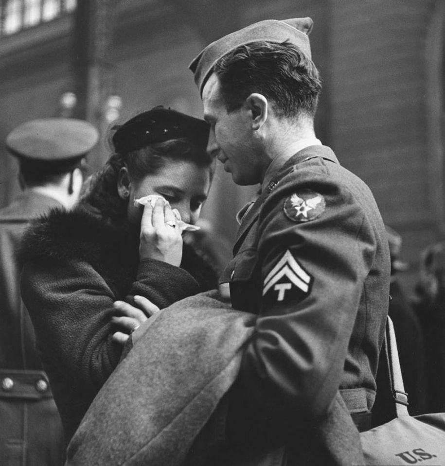 vintage-ww2-photos-war-couples-kiss-love-romance-13