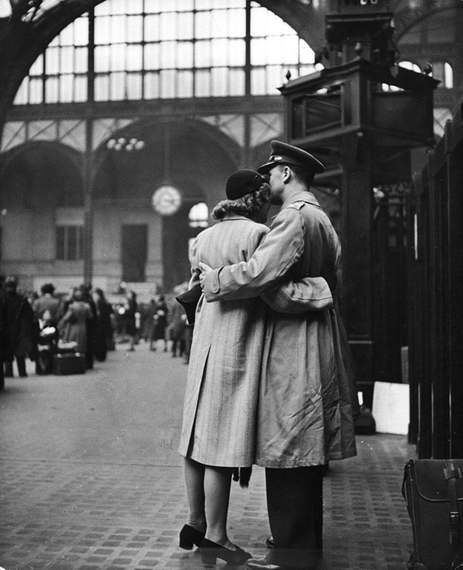 vintage-ww2-photos-war-couples-kiss-love-romance-5