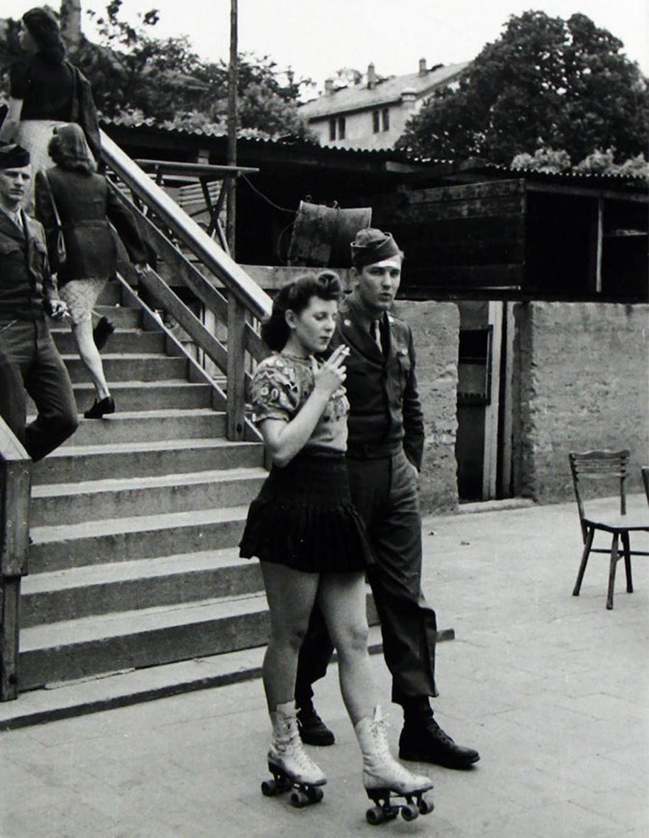 vintage-ww2-photos-war-couples-kiss-love-romance-8