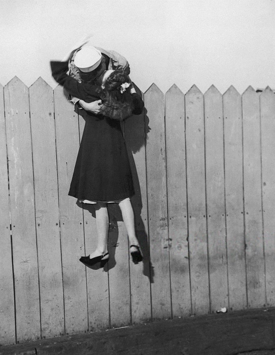 vintage-ww2-photos-war-couples-kiss-love-romance-10