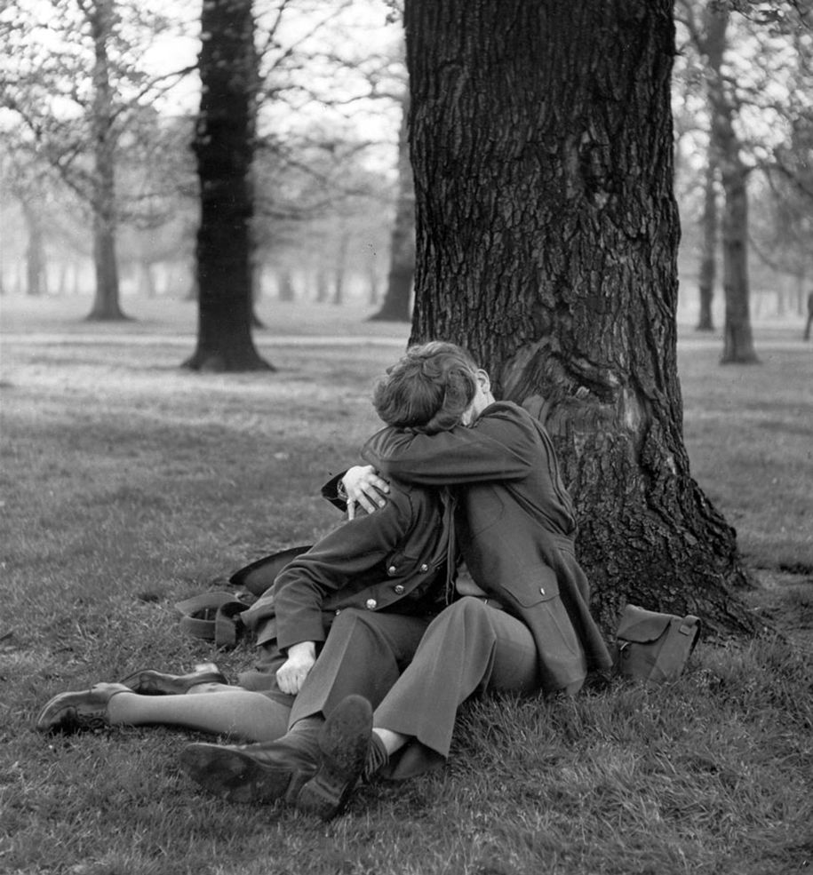 vintage-ww2-photos-war-pair-kiss-love-romance-1
