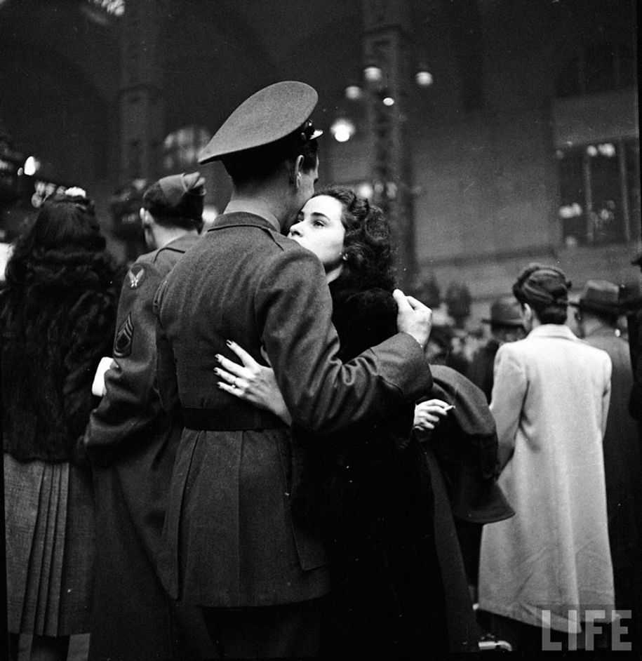 vintage-ww2-bilder-krig-par-kyss-kjærlighet-romantikk-14