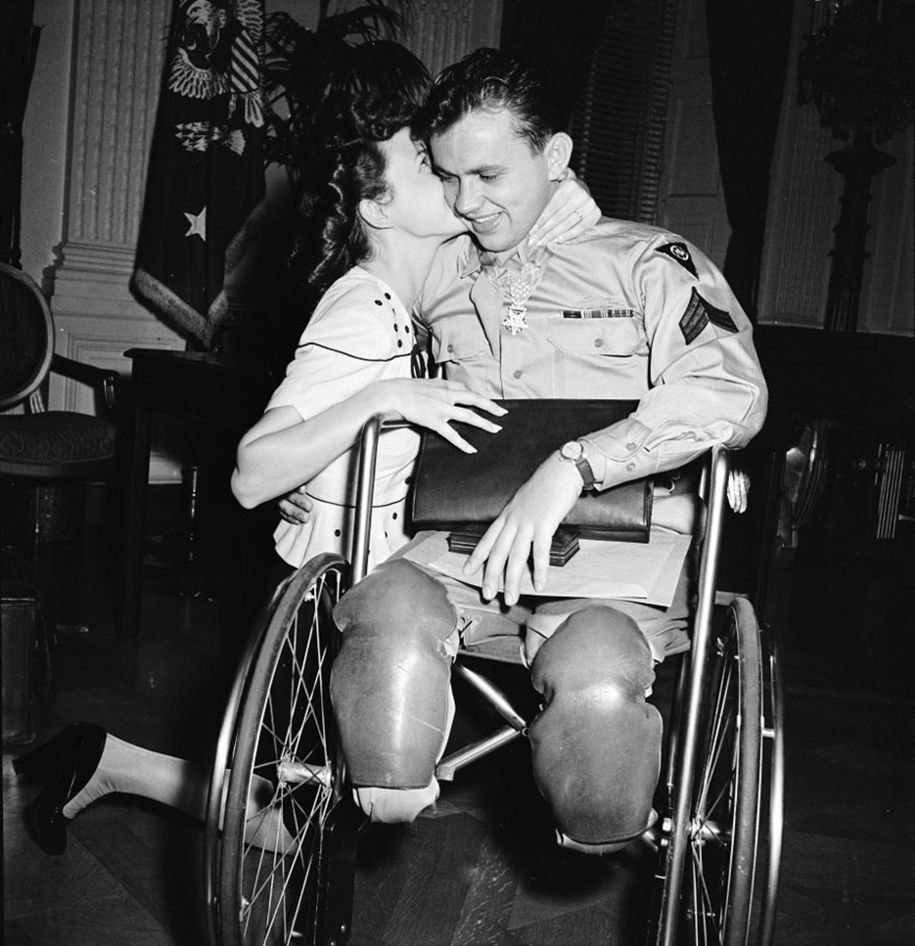 vintage-ww2-photos-war-couples-kiss-love-romance-15