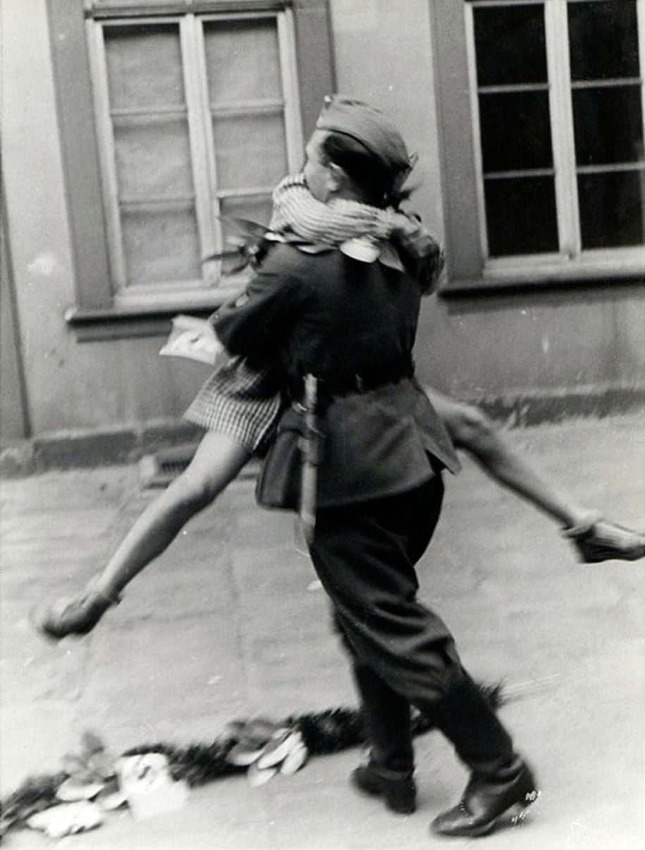 vintage-ww2-photos-war-couples-kiss-love-romance-3