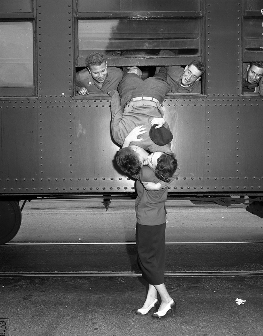 vintage-ww2-photos-war-couples-kiss-love-romance-7