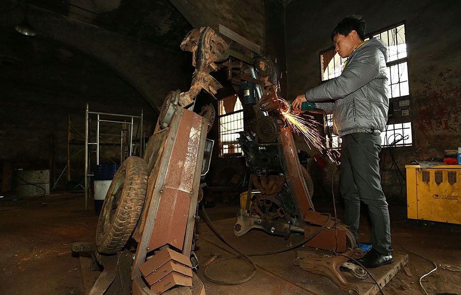 reciclado-peças-carro-sucata-metal-escultura-transformadores-pai-filho-agricultor-china-01