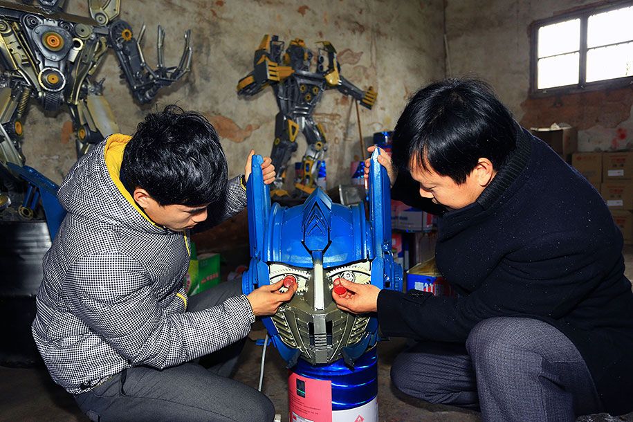 reciklirani-dijelovi automobila-otpadni metal-skulptura-transformatori-otac-sin-farmer-Kina-05
