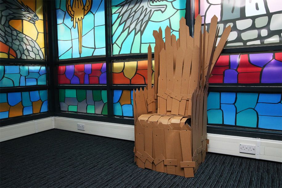 Nous avons même fabriqué un trône de fer en carton