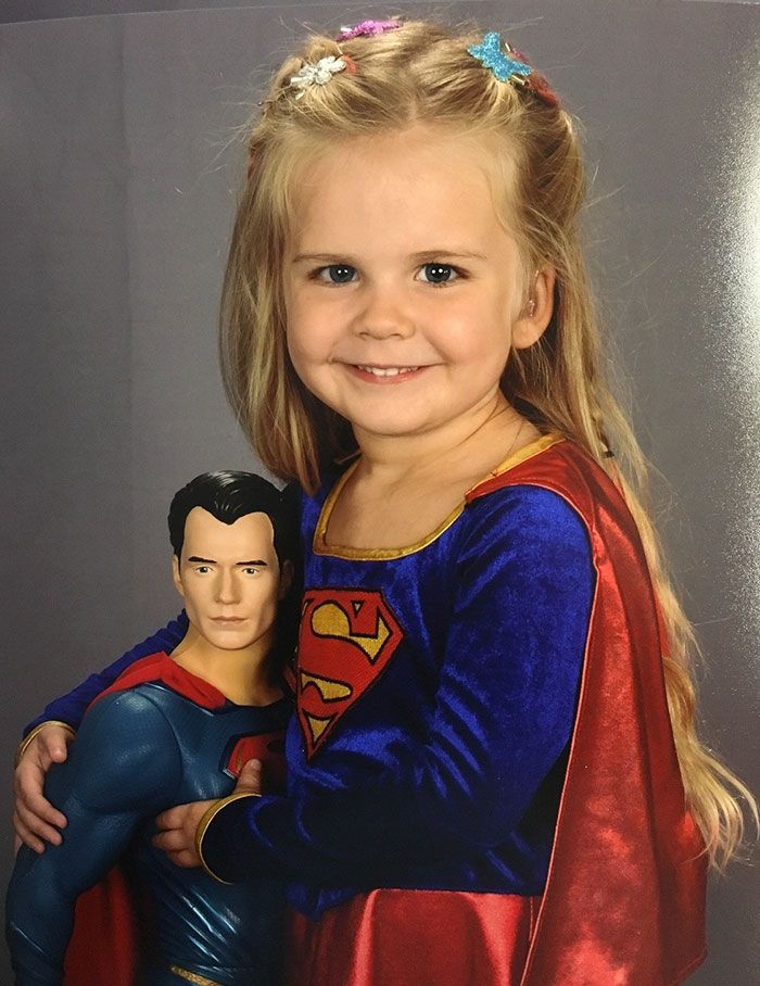 3-jähriges Mädchen-Superman-Kostüm-Schule-Foto-Kaylieann-Steinbach-1
