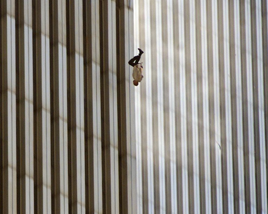 一連の11の7番目-人がニューヨークのノースタワーから落ちます