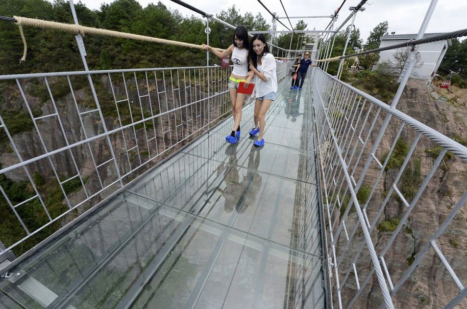längste-Glas-Gehweg-Brücke-beängstigend-Shiniuzhai-Geopark-China-13