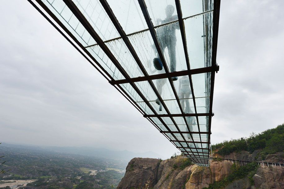 längste-Glas-Gehweg-Brücke-beängstigend-Shiniuzhai-Geopark-China-7