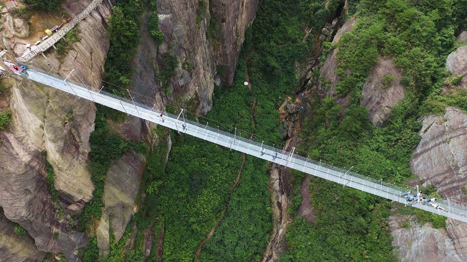 längste-Glas-Gehweg-Brücke-beängstigend-Shiniuzhai-Geopark-China-6