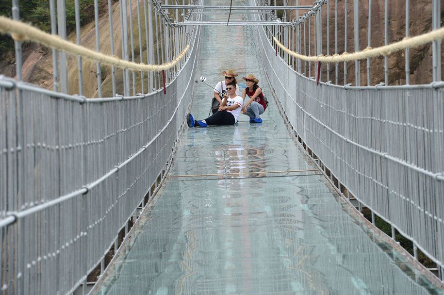 längste-Glas-Gehweg-Brücke-beängstigend-Shiniuzhai-Geopark-China-11