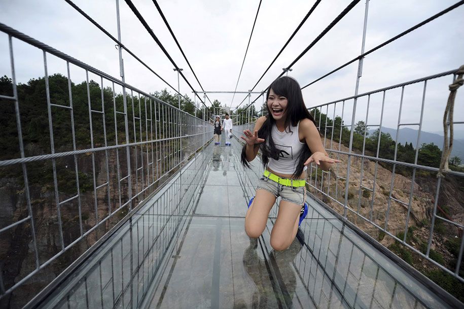 längste-Glas-Gehweg-Brücke-beängstigend-Shiniuzhai-Geopark-China-4