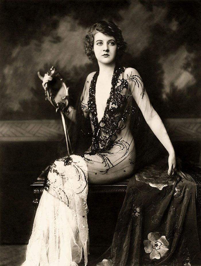 現代のファッションの始まり-1920年代-女性-ファッション-13