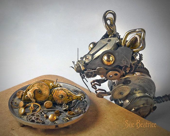 recycelte-alte-Vintage-Uhrenteile-Steampunk-Skulptur-Susan-Beatrice-1