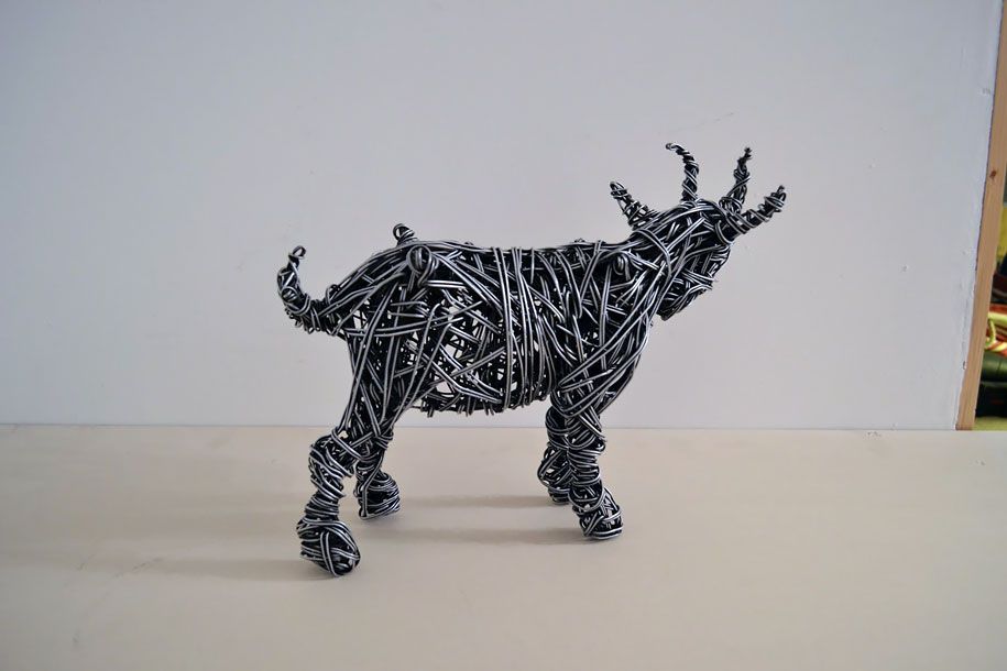 Dynamic-lifelike-wire-sculptures-richard-stainthorp-7