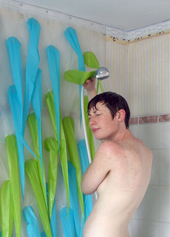 wassersparende-spikes-stachelige-duschvorhang-elisabeth-buecher-2