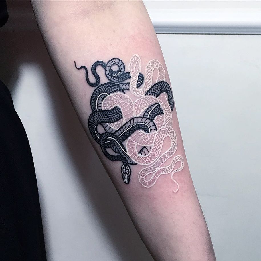 Schwarz-Weiß-Schlange-Tattoos-Mirko-Sata-6