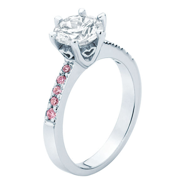 De ‘Ava’ met een ronde briljante diamant gecompenseerd met prachtige roze saffieren