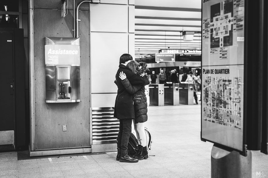 двойки-целувки-прегръдки-обществени-пространства-черно-бяло-фотография-mikael-theimer-8