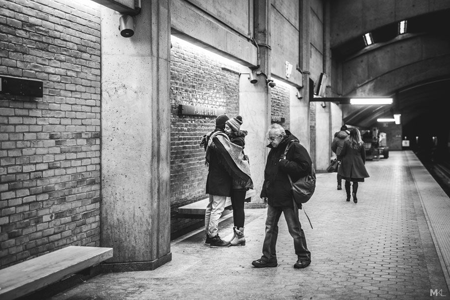 coppie-che si baciano-abbracciano-spazi-pubblici-fotografia-in-bianco-nero-mikael-theimer-12