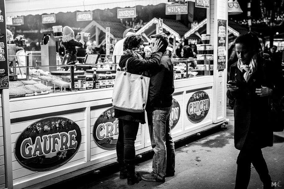 coppie-che si baciano-abbracciano-spazi-pubblici-fotografia-in-bianco-nero-mikael-theimer-14