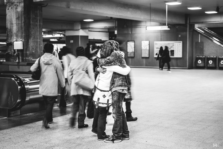 ζευγάρια-φιλιά-αγκάλιασμα-δημόσιοι χώροι-μαύρο-άσπρο-φωτογραφία-mikael-theimer-6