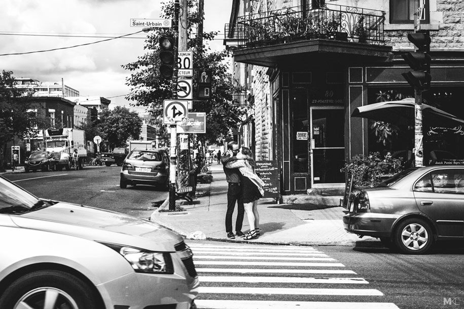 paarid-suudlevad-kallistavad-avalikke ruume-must-valge-fotograafia-mikael-theimer-4