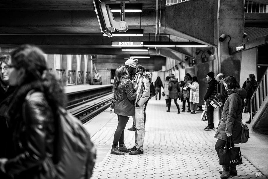 جوڑے-بوسہ-گلے ملنا-عوامی مقامات-سیاہ-سفید-فوٹو گرافی- میکیل-تھیمر -13