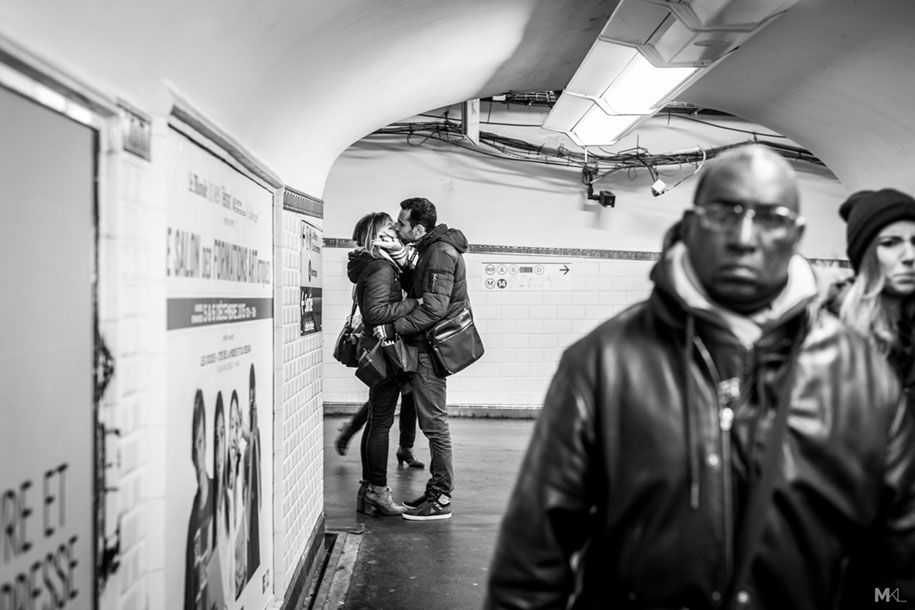 двойки-целувки-прегръдки-обществени-пространства-черно-бяло-фотография-mikael-theimer-18
