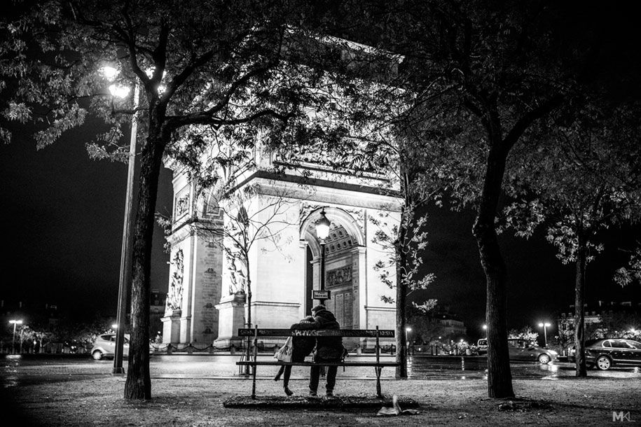 paarid-suudlevad-kallistavad-avalikke ruume-must-valge-fotograafia-mikael-theimer-20