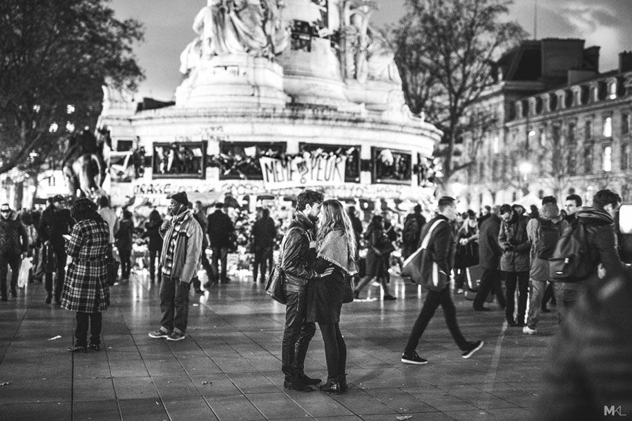 двойки-целувки-прегръдки-обществени-пространства-черно-бяло-фотография-mikael-theimer-16