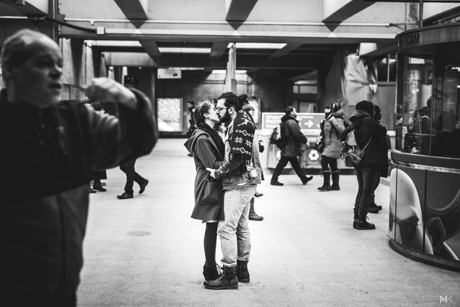 pāri-kissing-hugging-public-space-black-white-photography-mikael-theimer-1