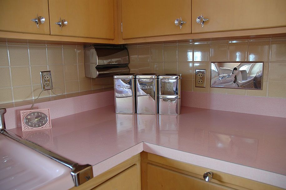 retro-50-luvun keittiö-vaaleanpunainen-nathan-chandler4
