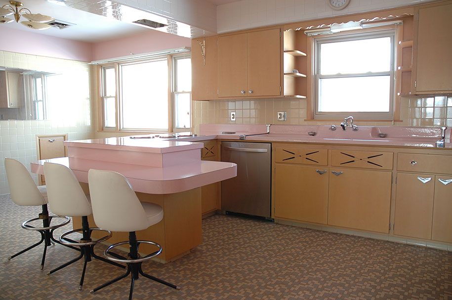 retro-50-luvun keittiö-vaaleanpunainen-nathan-chandler9