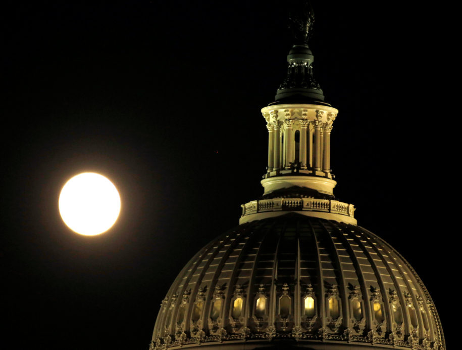 Superměsíc se tyčí nad americkou kupolí Capitol ve Washingtonu, USA, 13. listopadu 2016. REUTERS / Gary Cameron