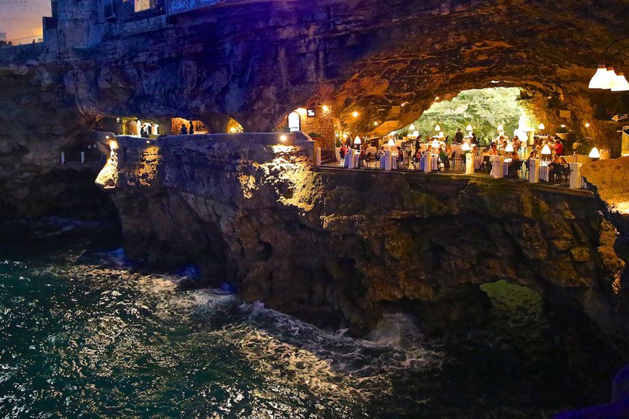 prímorská-útes-jaskyňa-reštaurácia-grotta-palazzes-polignano-kobyla-taliansko-1