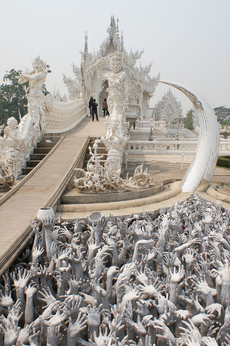 white-temple-wat-rong-khun-buddhist-Thailand-architecture-6