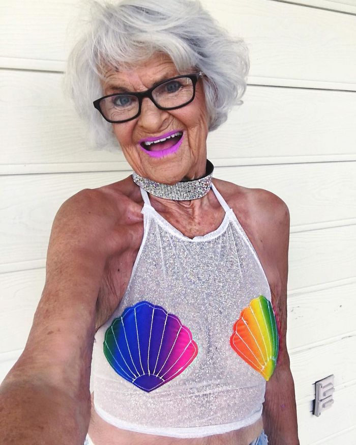stilingas-badass-močiutė-instagram-baddie-winkle-3