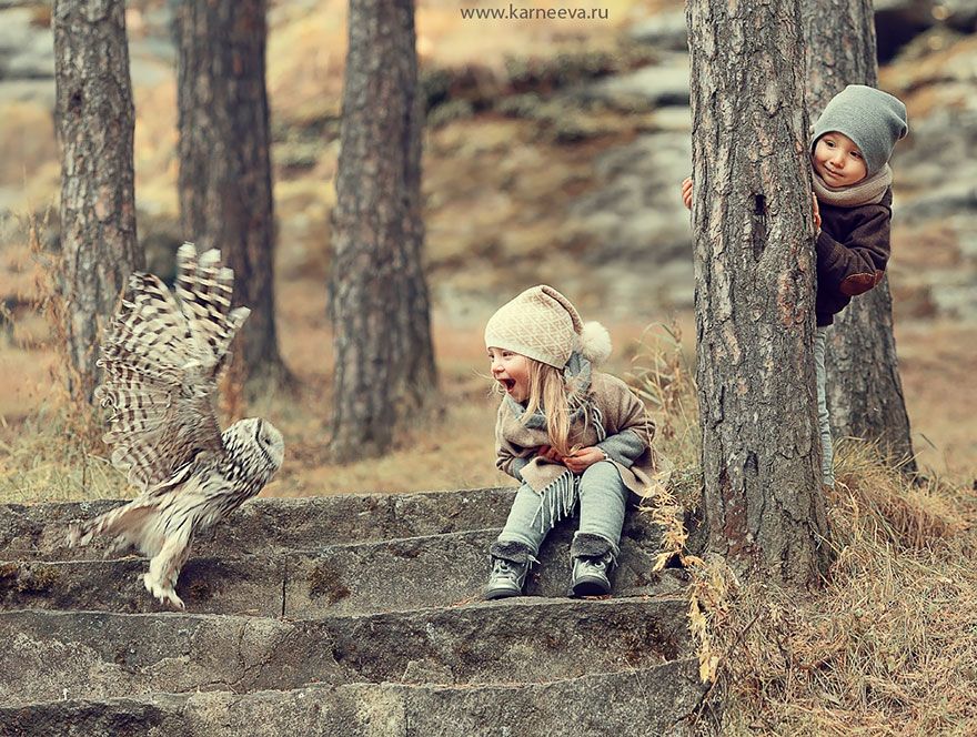 Kinder und Tiere kuscheln in entzückenden Fotoshootings von Elena Karneeva