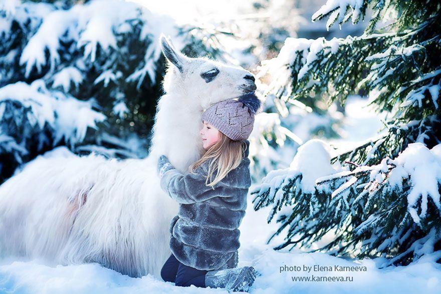 Kinder und Tiere kuscheln in entzückenden Fotoshootings von Elena Karneeva