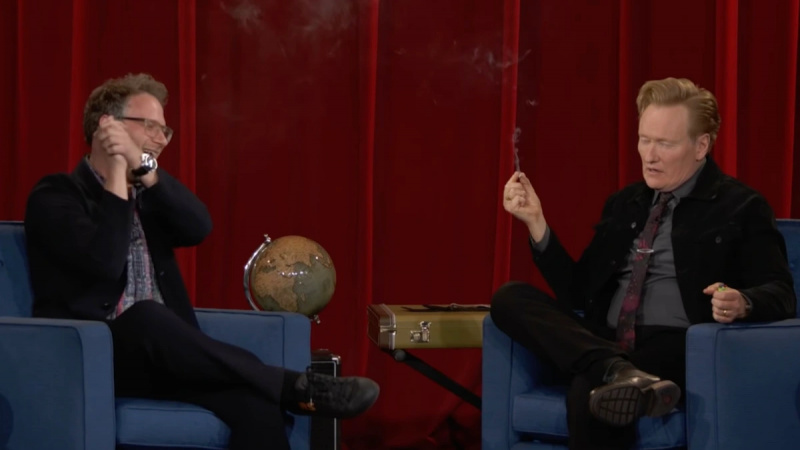 Conan Seth Rogen sigara içiyor